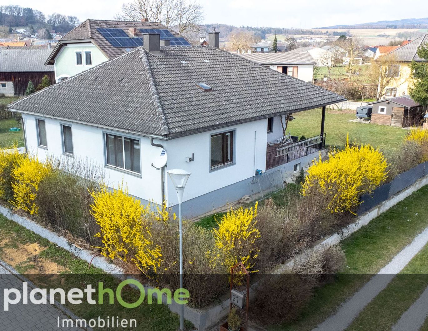 Geräumiger Bungalow und großer Garten mit Party-Hütte