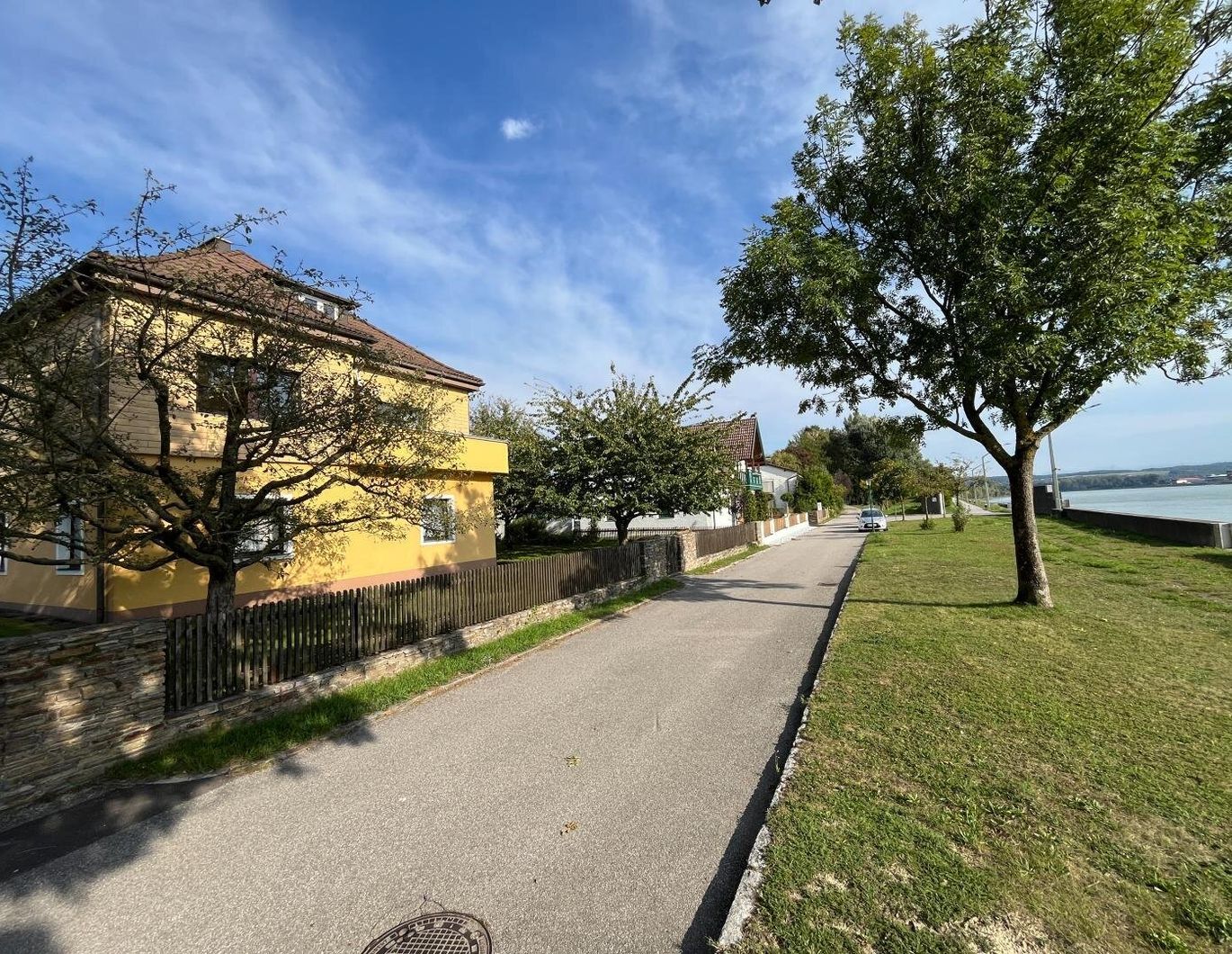 NEUER PREIS! SCHNÄPPCHENPREIS! Idyllisches Haus mit 2 Wohneinheiten in einzigartiger Lage an der Donau Persenbeug Zentrum - möchte aus dem Dornröschenschlaf geweckt werden