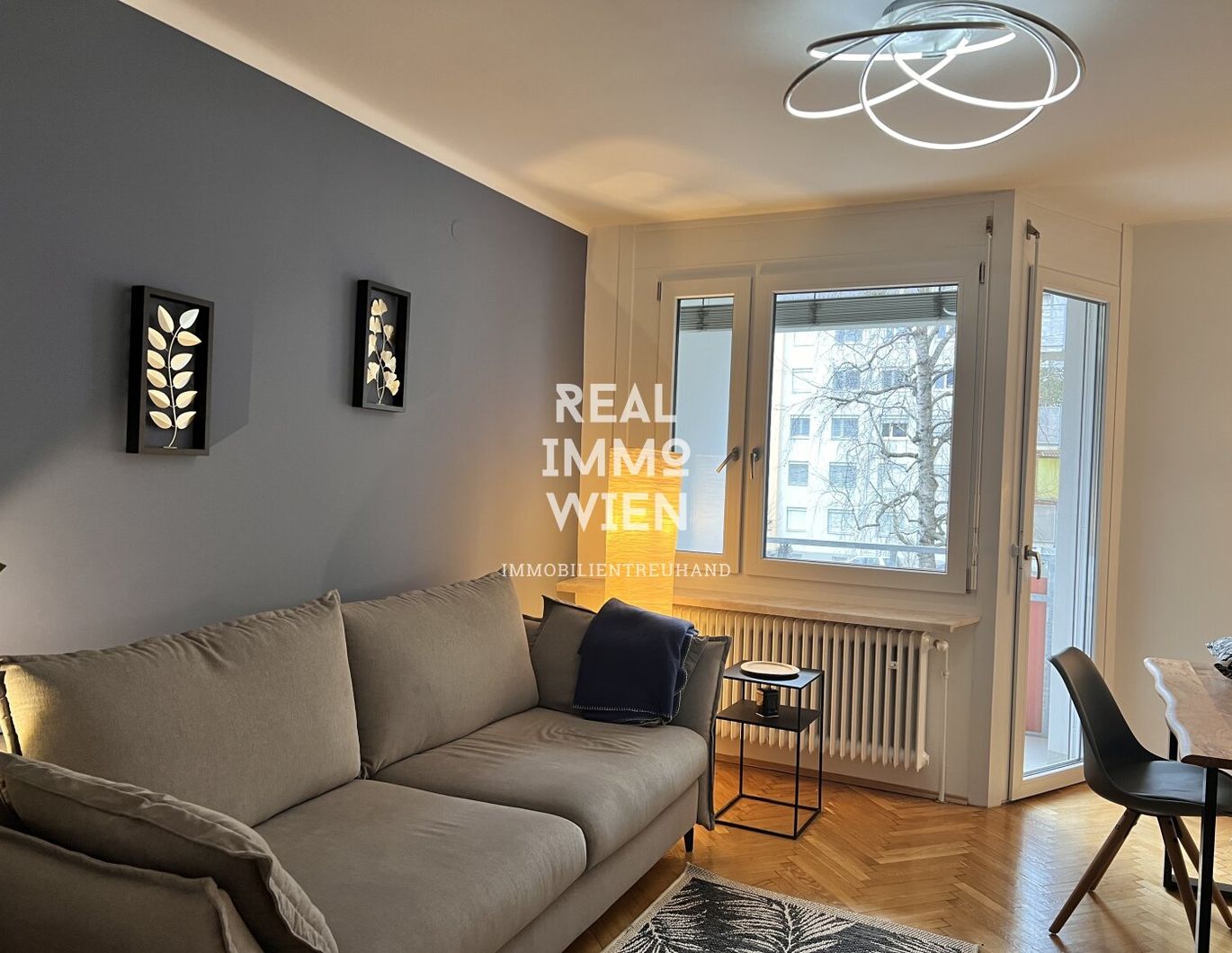 READY TO LIVE- MÖBLIERTES SERVICED APARTMENT MIT BALKON. NAHE LAKESIDE PARK, UNI UND CITY. PROVISIONSFREI