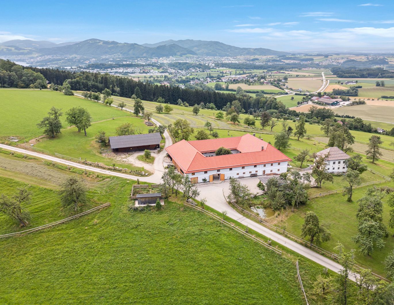 FÜR PFERDE-LIEBHABER! Traditioneller Vierkanthof mit 6 Boxen