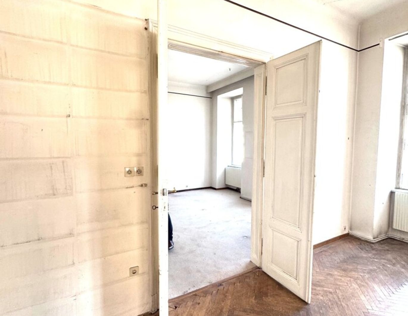 Naschmarkt - sonnige, sanierungsbedürftige Eckwohnung