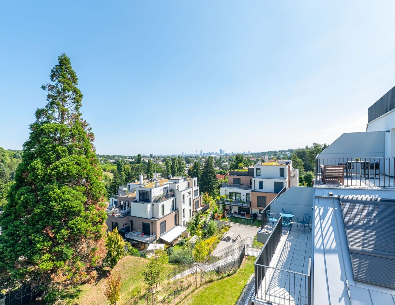 T R A U M A U S B L I C K! Wunderschöne 3-Zimmer-Wohnung mit 2 Terrassen inkl. Stellplatz zu vermieten!