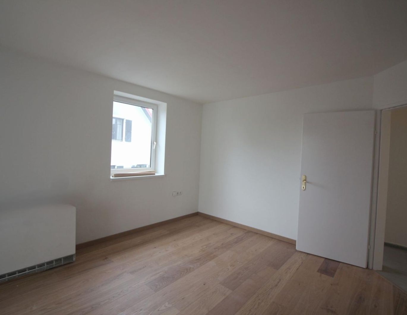 GEMÜTLICHE 2-ZIMMER-WOHNUNG MIT BALKON, GARTEN UND PARKPLATZ - ERSTBEZUG NACH SANIERUNG!