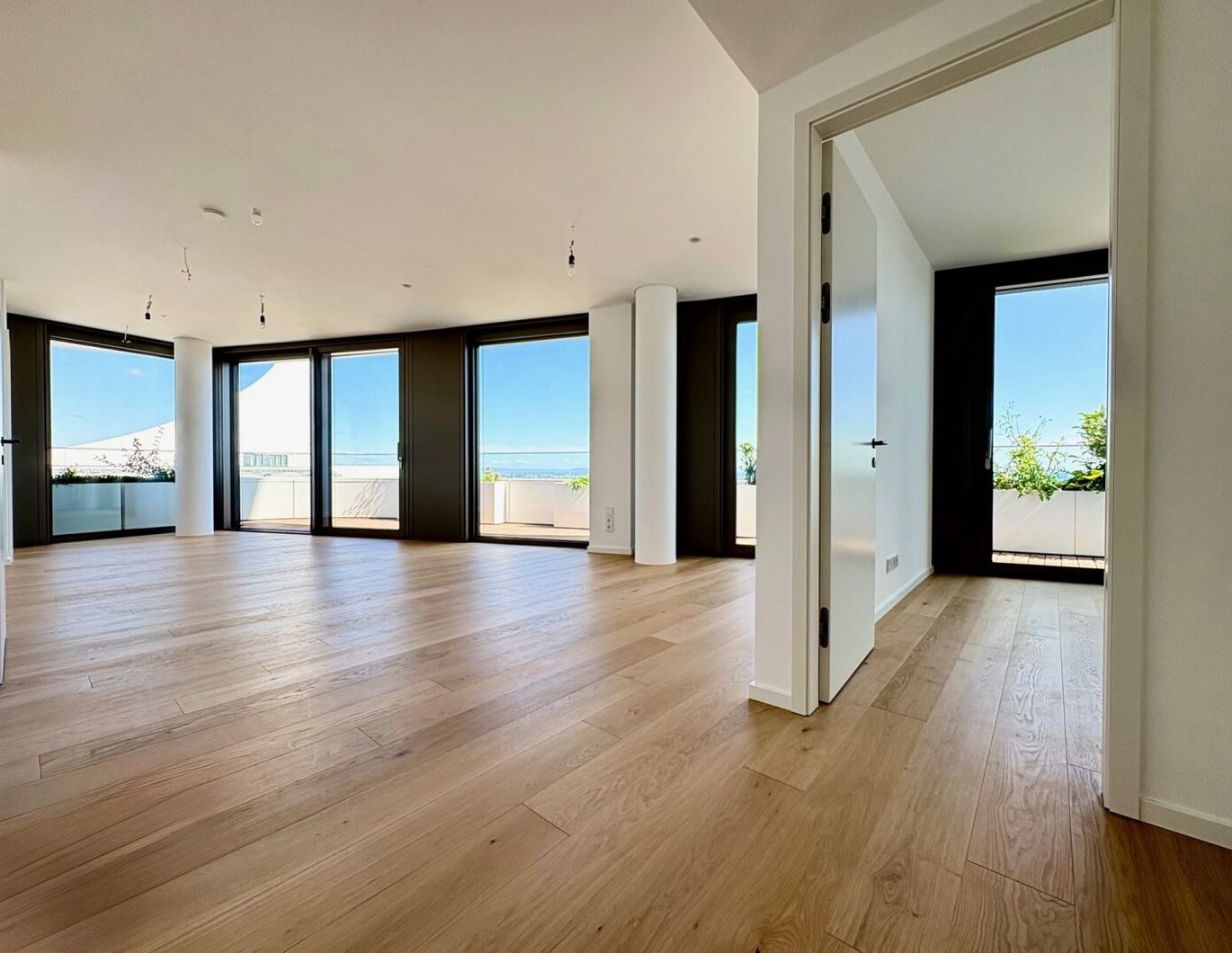 LUXURIÖSE 3-ZIMMER-WOHNUNG MIT 2 BÄDERN, GARAGENPLATZ UND ATEMBERAUBENDEM PANORAMABLICK