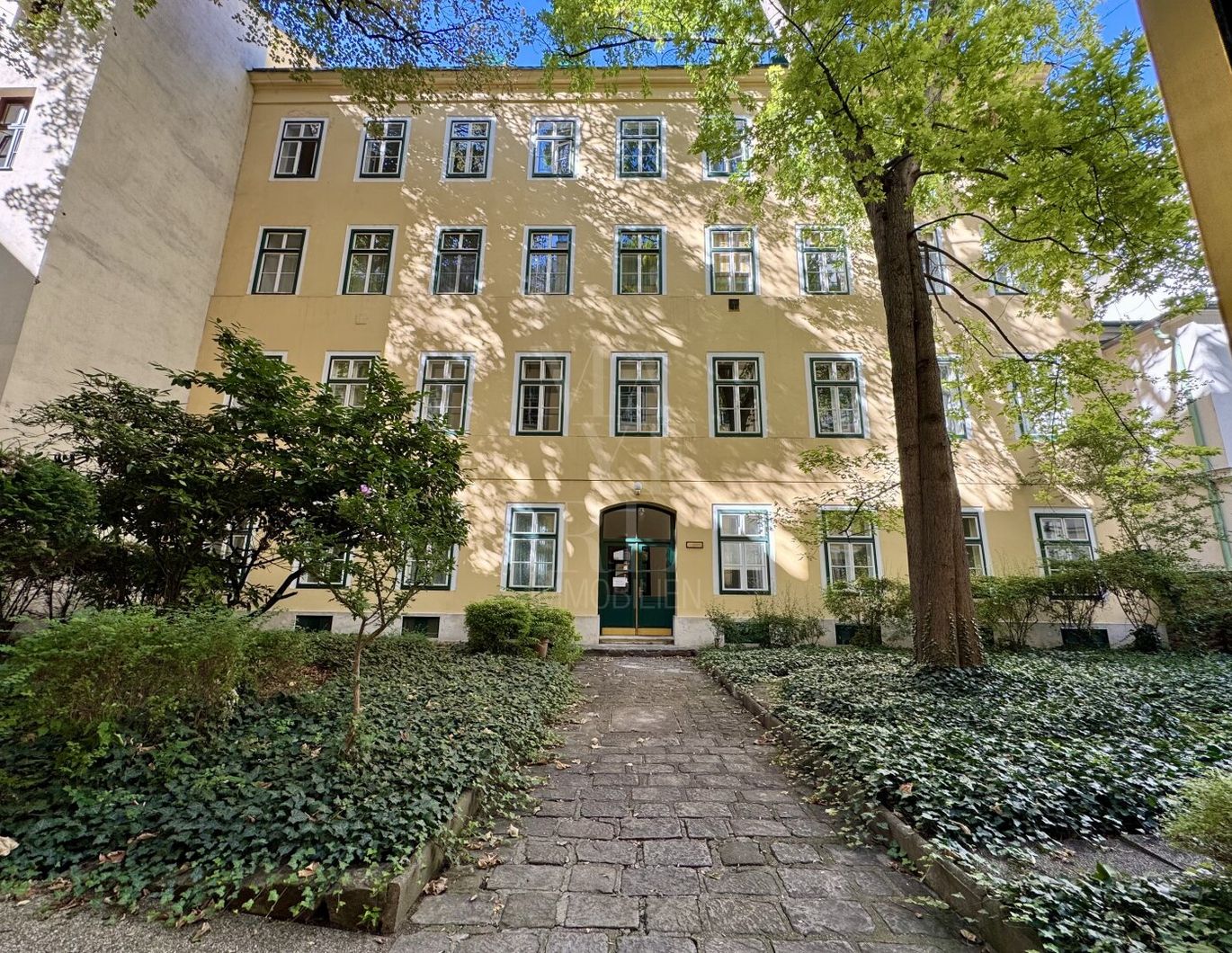 Sanierte Altbauwohnung - direkt hinterm Rathaus