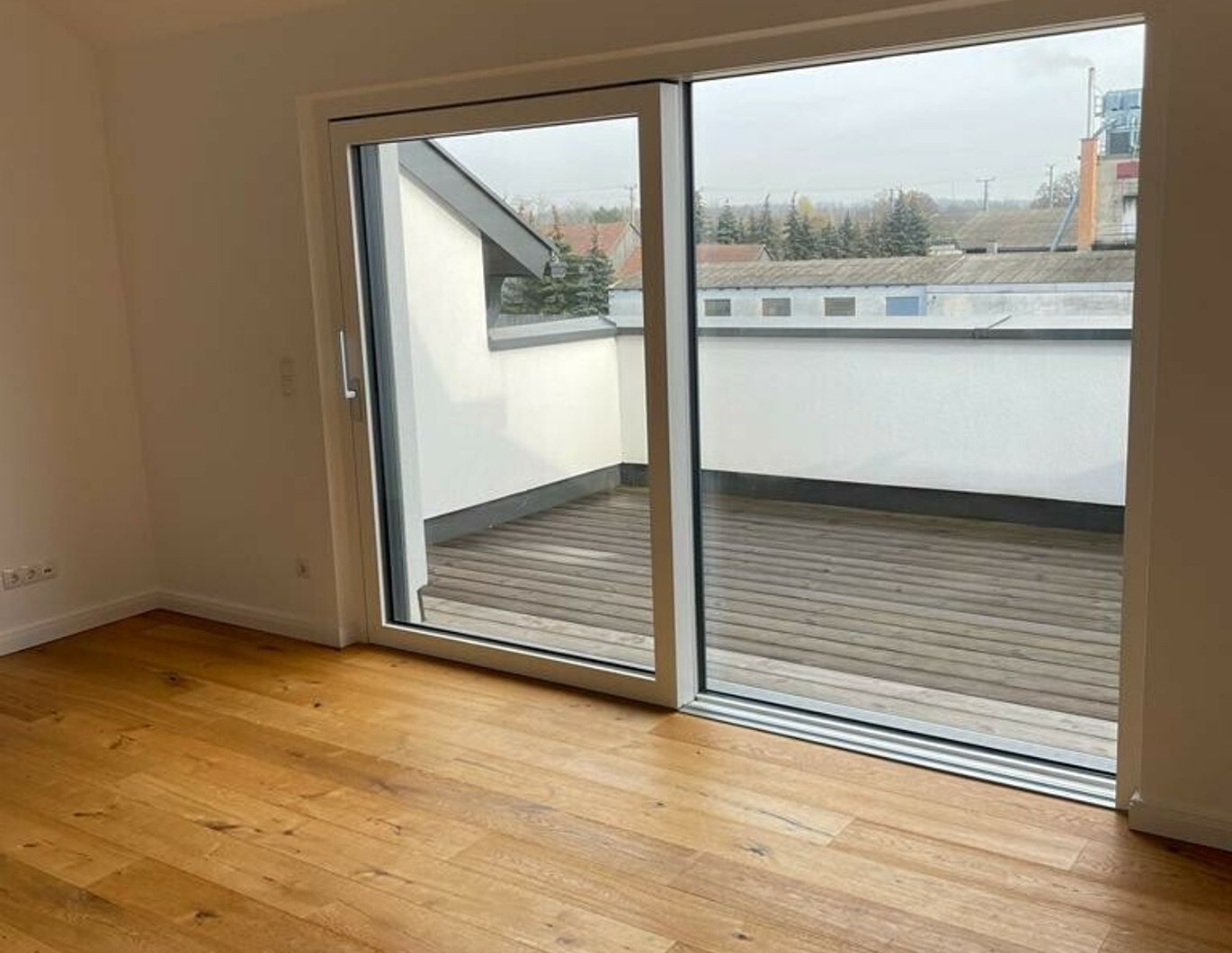 INVESTMENTCHANCE FÜR ANLEGER: TRAUMHAFTE, VERMIETETE DACHGESCHOSSWOHNUNG MIT HOCHWERTIGER EINBAUKÜCHE IN BEGEHRTER WOHNLAGE MIT VORGESEHENDEM ÜBERDACHTEM PARKPLATZ