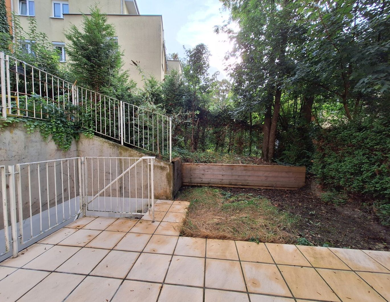 3-Zimmer-Mietwohnung plus Hobbyraum mit 2 Terrassen und Gärten (B17)