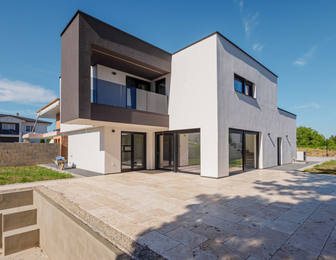 MODERNES DESIGNERHAUS MIT GARTEN & POOL | ERSTBEZUG | VIDEO-PRÄSENTATION