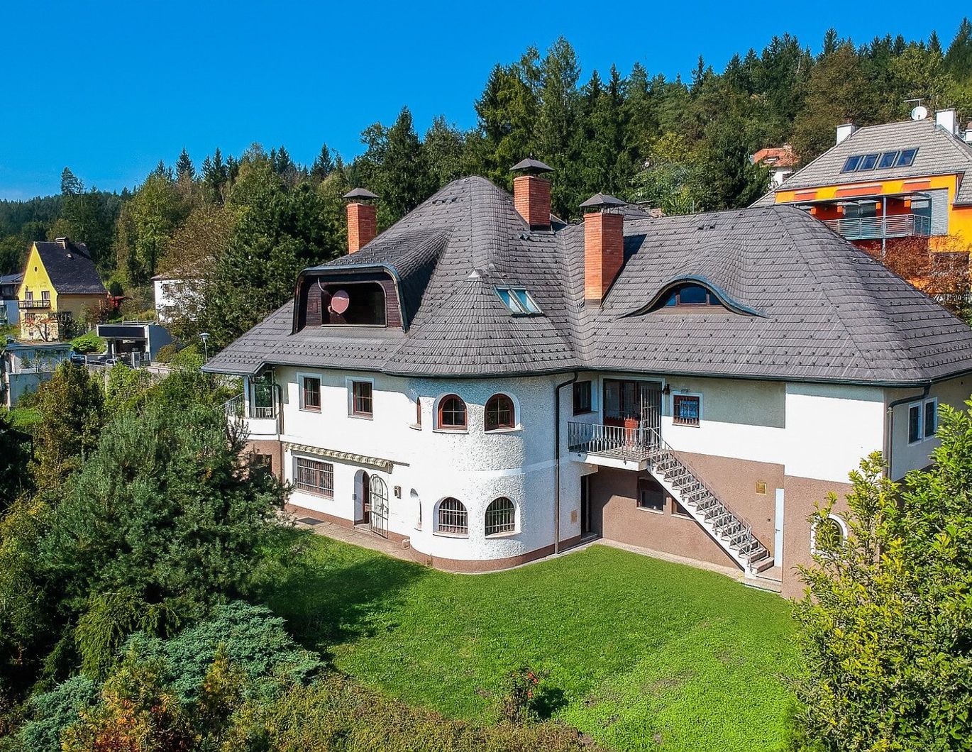 VILLA am Kreuzbergl / St. Martin mit freiem Blick auf die Koschuta und Karawanken über Klagenfurt.