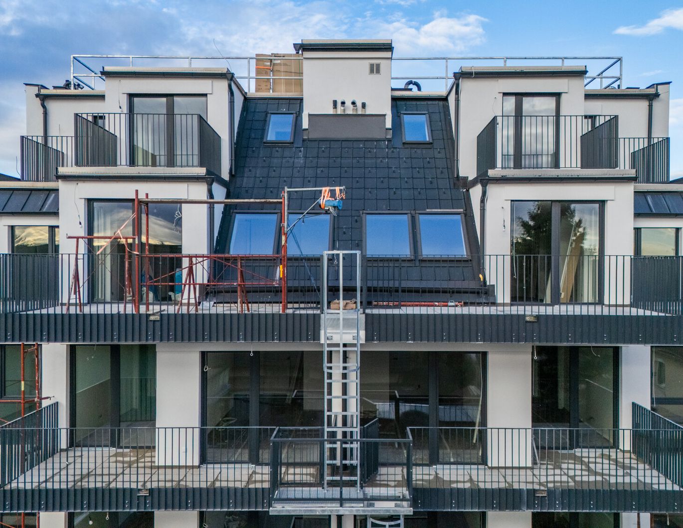 Exklusives Dachgeschoss-Juwel - Mit luxuriöser 16 m² privater Dachterrasse