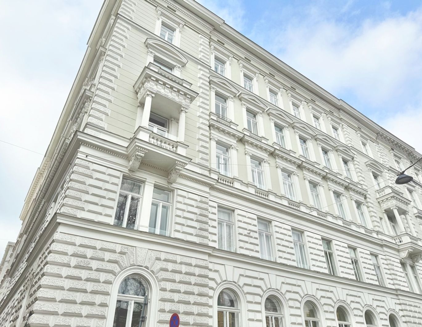 ERSTBEZUG NACH SANIERUNG | REPRÄSENTATIVE 4 ZIMMER MIT BALKON | TOPLAGE IN U-BAHN-NÄHE