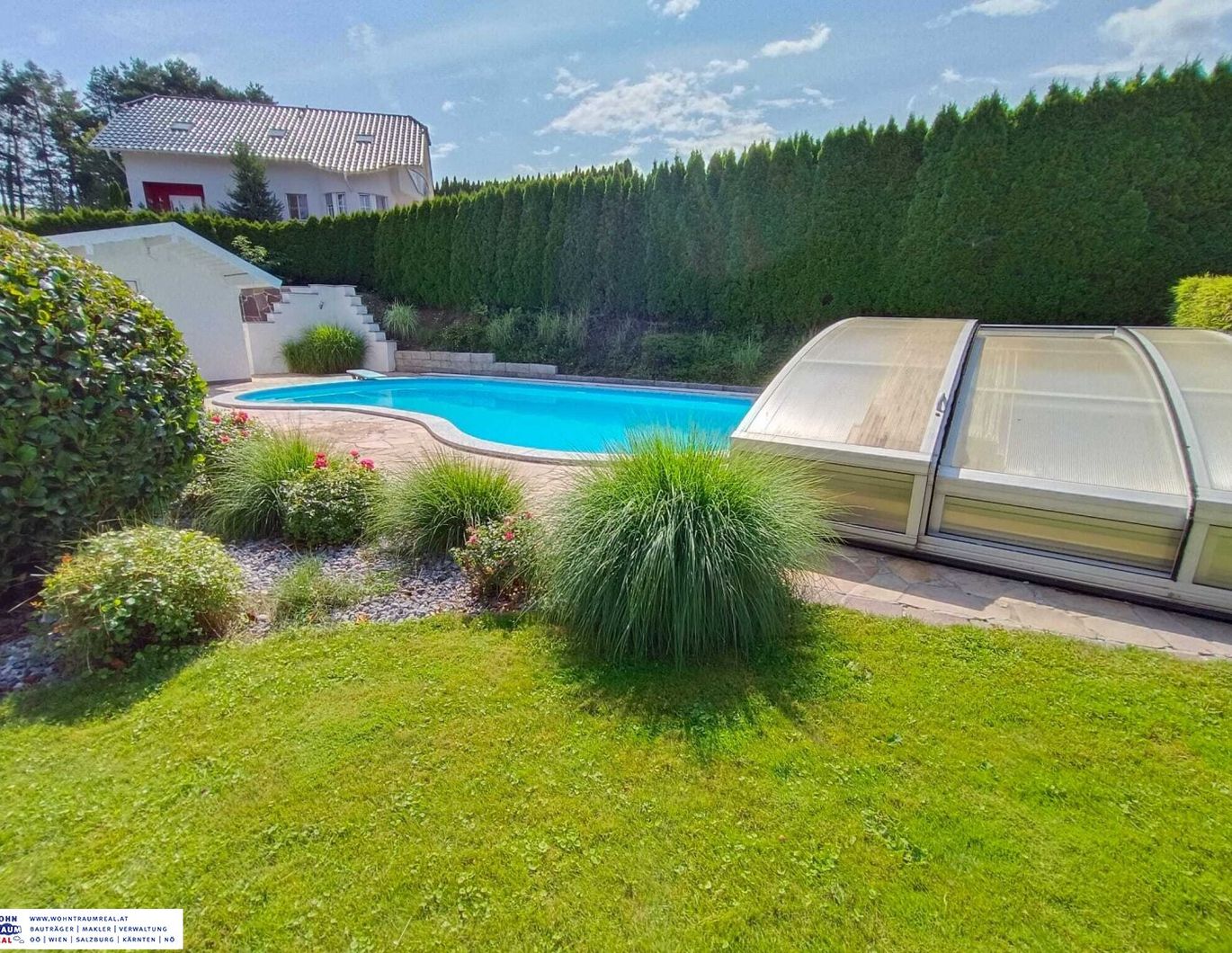 Großzügiges Wohnhaus nit herrlichem Garten und tollen POOL!