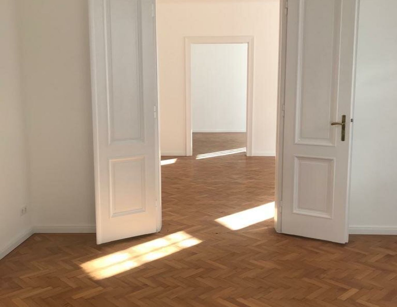 Klassische, lichtdurchflutete Altbauwohnung Nähe Theresianum!