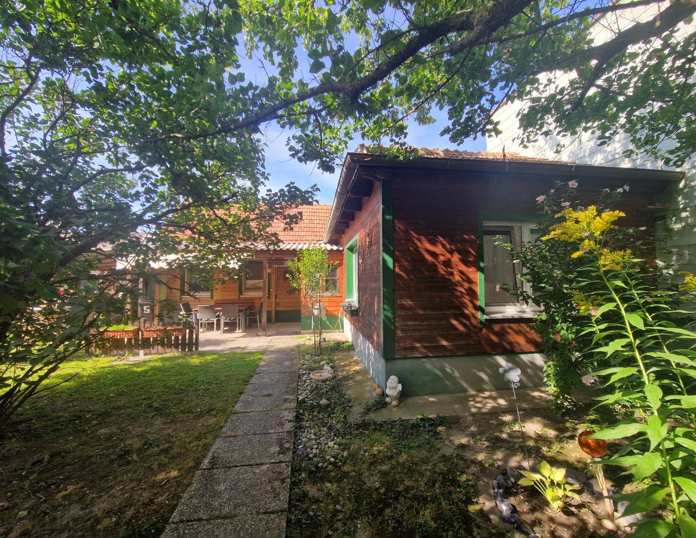 LIEBEVOLLES LANDHAUS FÜR ZWEI PERSONEN IN GRÜNLAGE MIT GESCHLOSSENEM, ABSOLUT UNEINSEHBAREM INNENHOF UND HERRLICHEM GARTEN SAMT GRILLPLATZ UND NEBENGEBÄUDEN