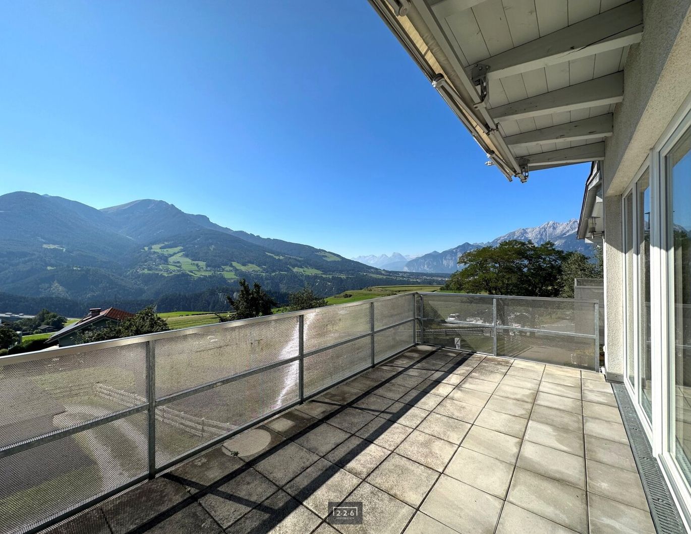 226 Immobilien | PREISREDUKTION 6 Zimmer-Dachgeschosswohnung + 3 Balkone / optional 2 TG-AP in Patsch