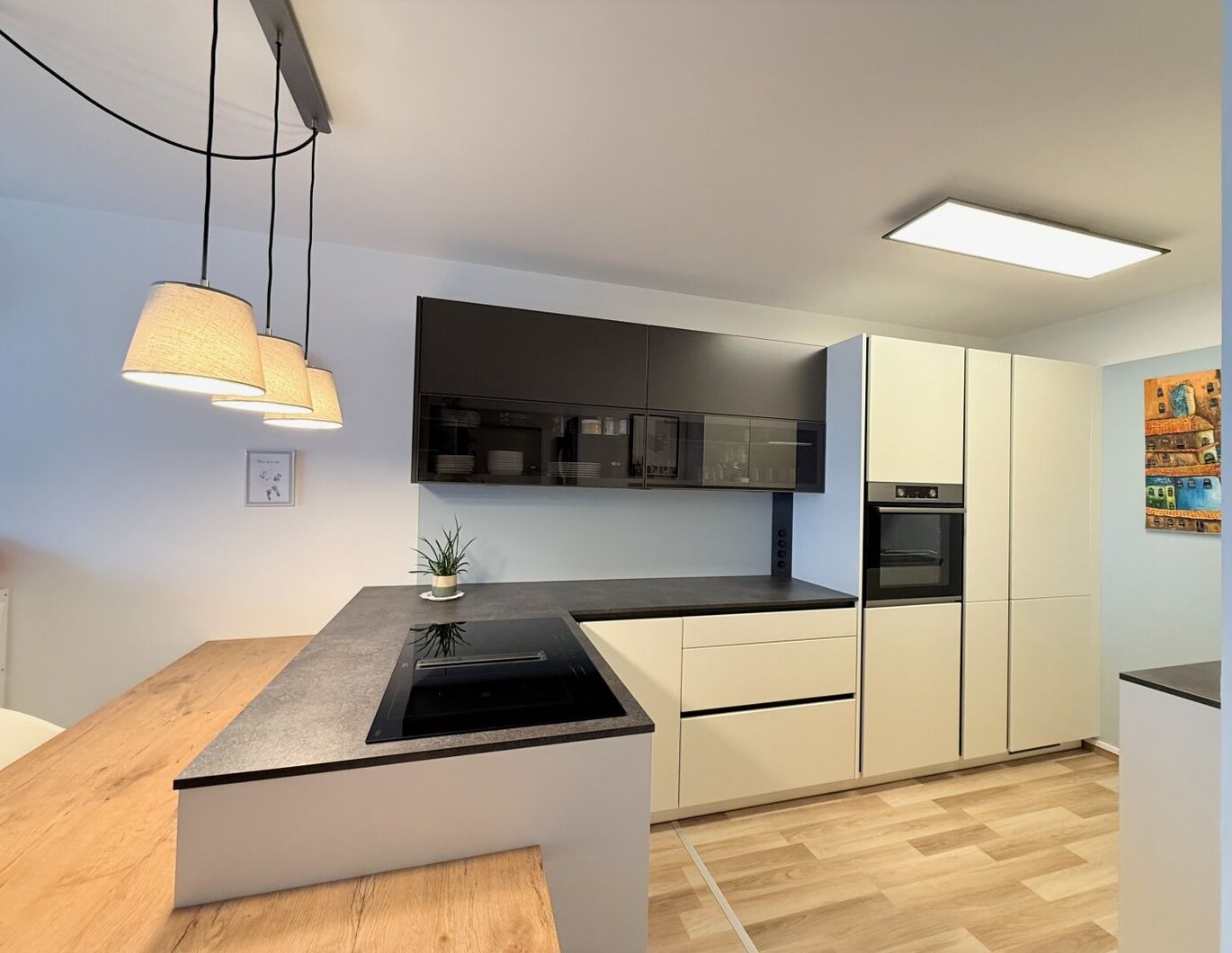 Moderne 2-Zimmer-Wohnung mit Balkon und 2 Stellplätzen