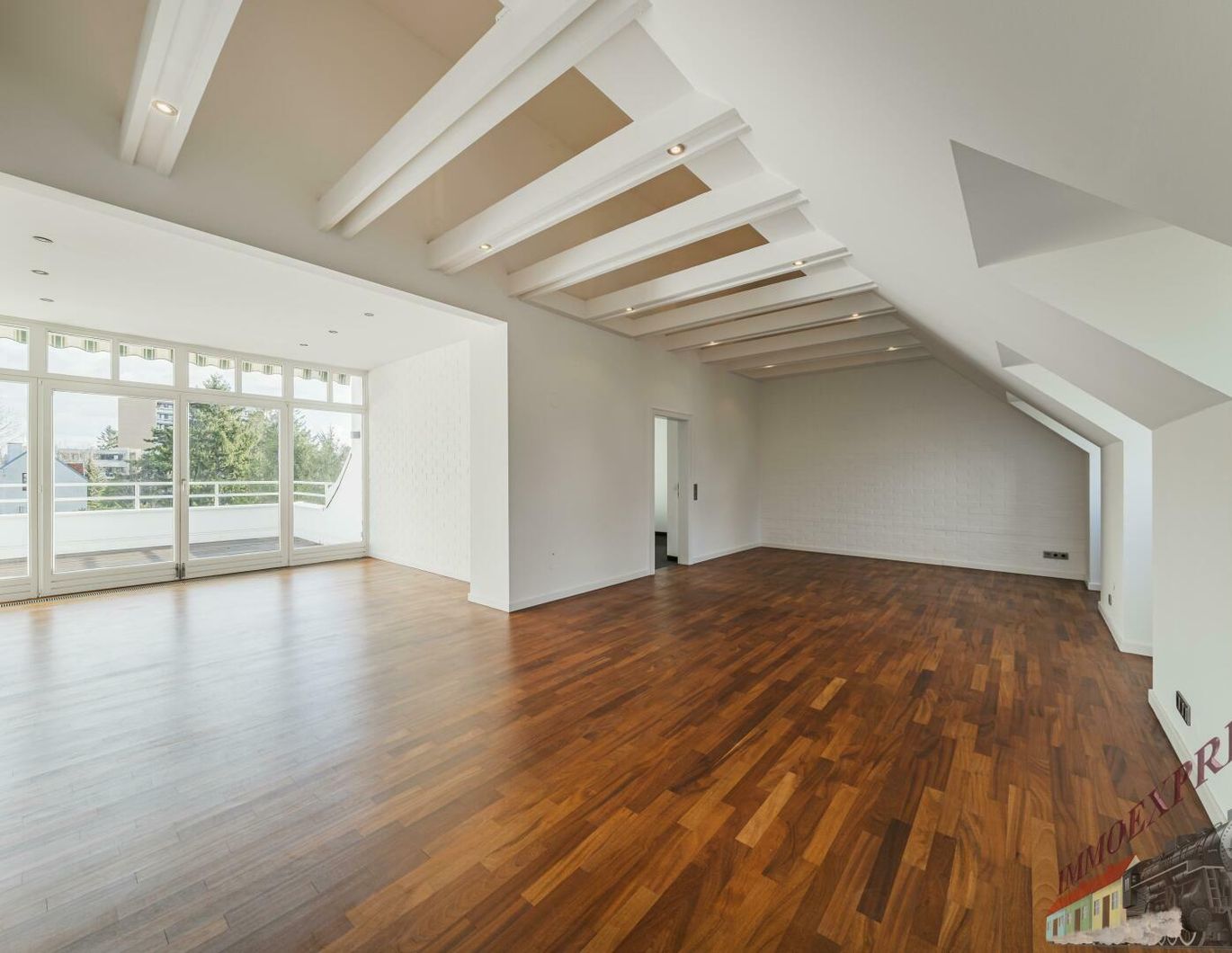 Exklusiv und perfekt aufgeteilte Dachgeschoßwohnung 92 m², 2 Zimmer + 16 m² südostseitige Terrasse in zentraler Lage, Speisinger Straße, klimatisiert