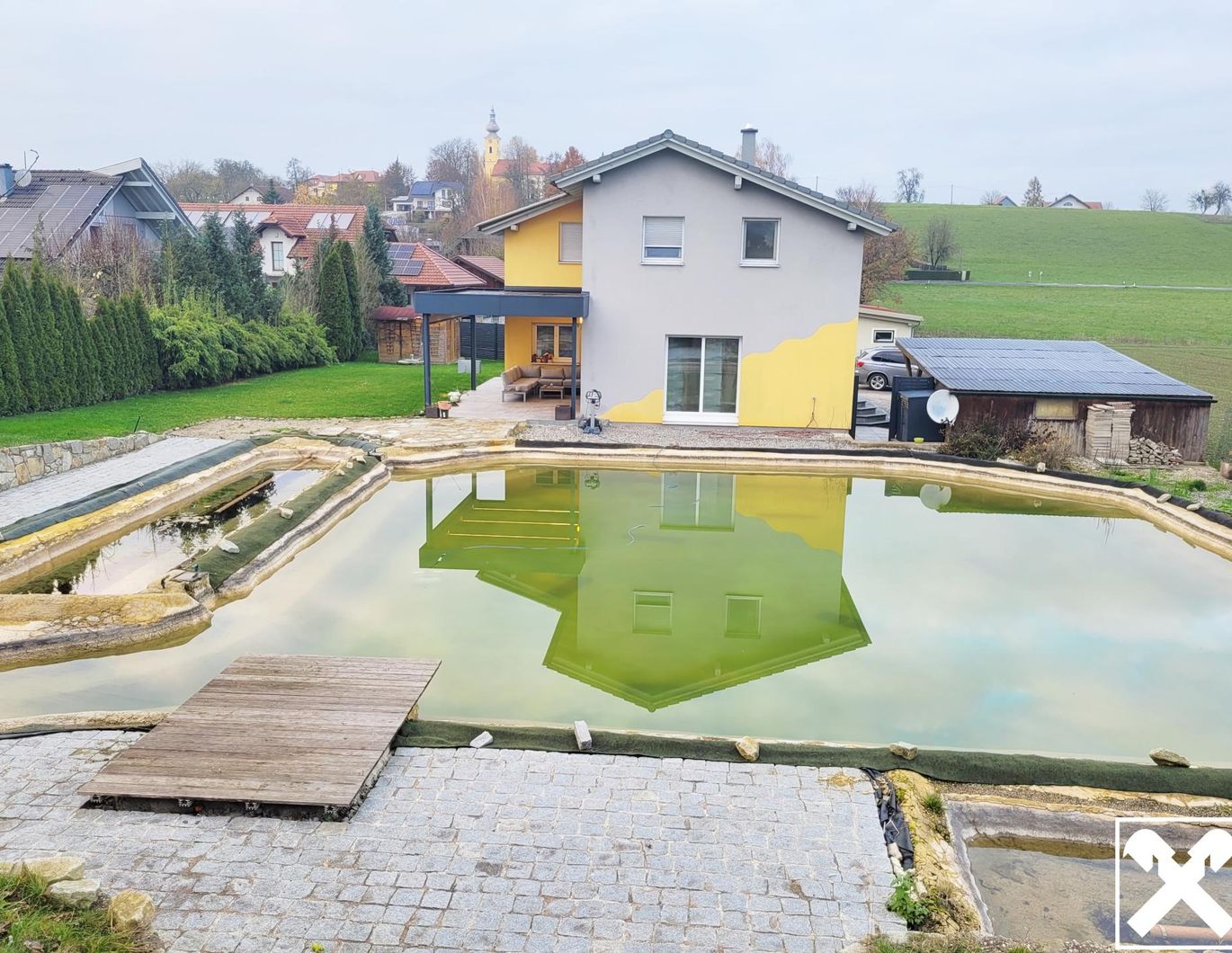 Einfamilienhaus mit großem Garten und Schwimmteich