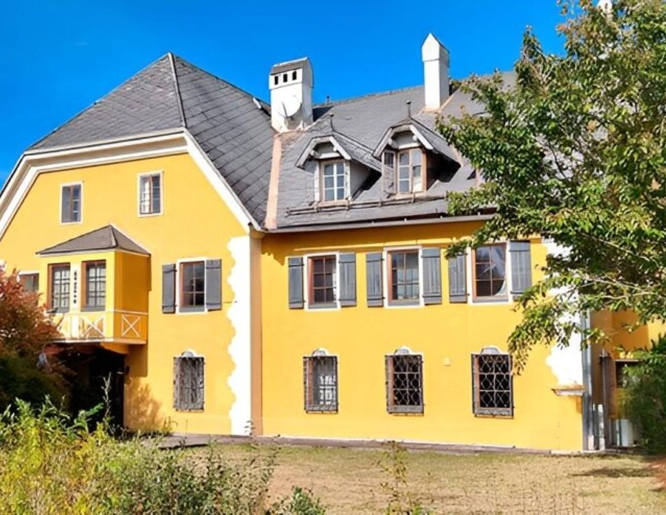 Prestigeobjekt-Gewerbefläche mit beeindruckendem Herrenhaus und Badeteich in Schlosspark