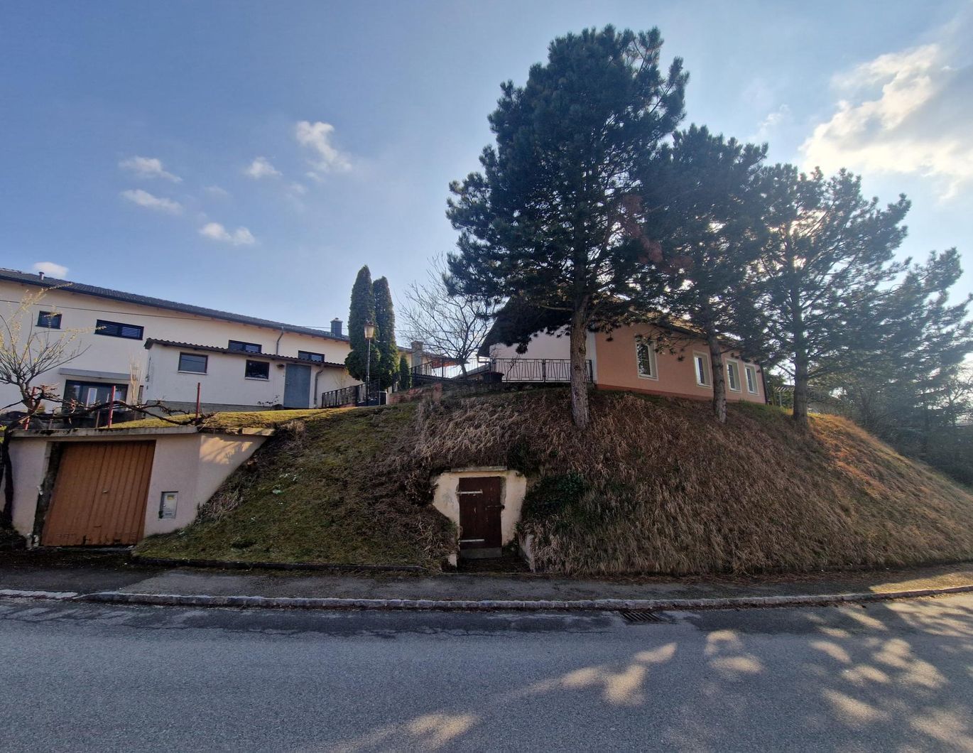 LIEBEVOLLES LANDHAUS MIT INNENHOF, WERKSTATT UND NEBENGEBÄUDEN IN PARADIESISCHER GRÜNLAGE