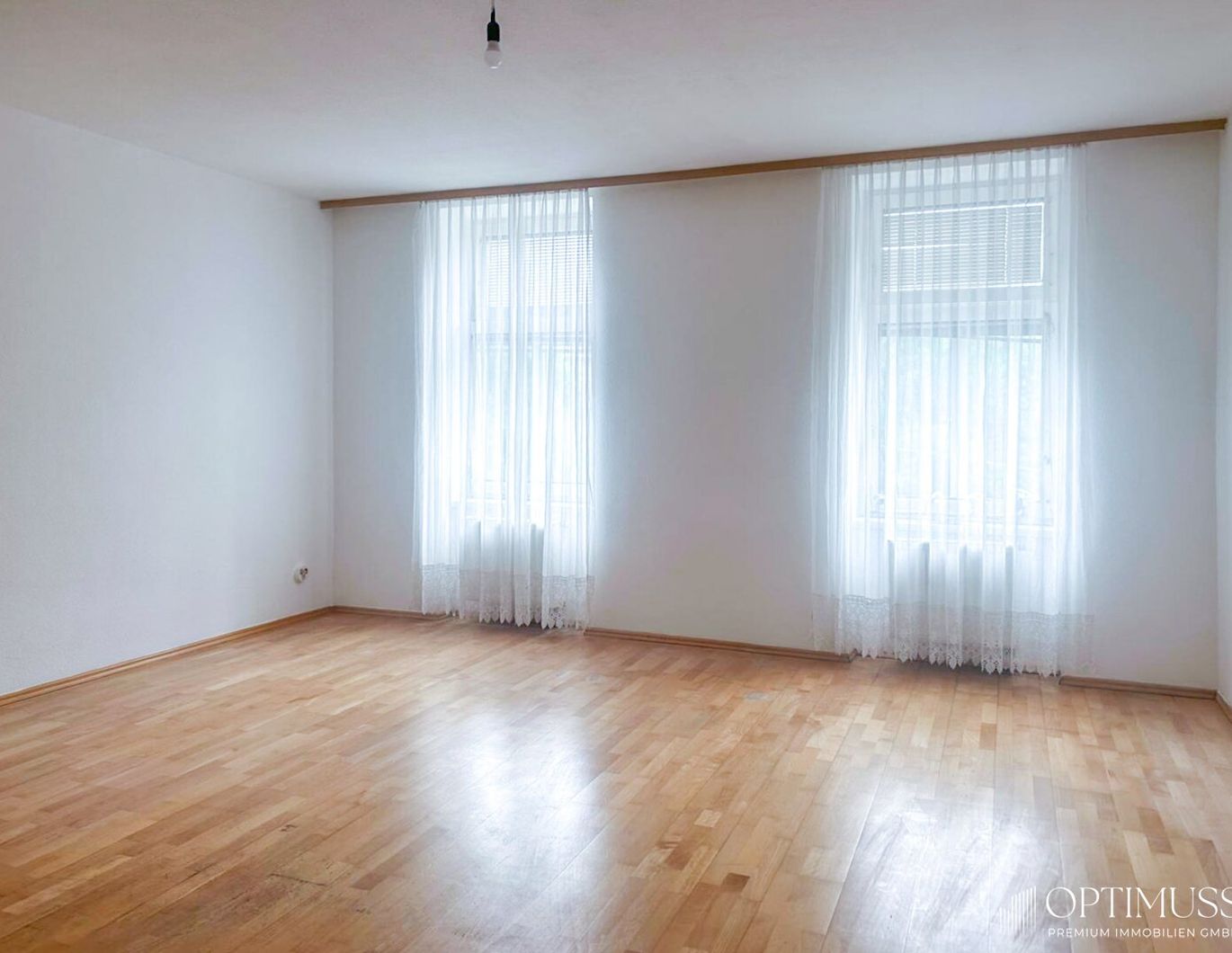 Hot Angebot!!! Gut aufgeteilte sanierungsbedürftige Wohnung mit dem Autostellplatz im Hof und attraktiver Lage des 10. Bezirk Wien!