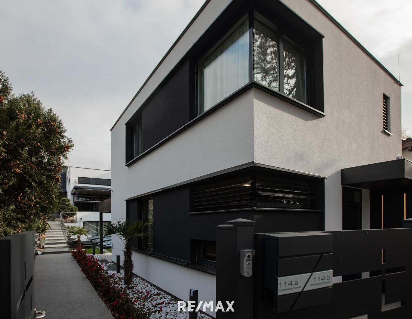 Luxuriöses, modernes Haus im Kleingarten auf 3 Ebenen