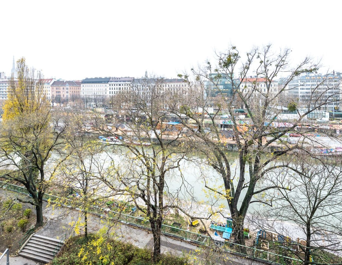 Zweitbezug: 4-Zimmer-Altbauwohnung in Citynähe - Dachgeschoss m. Klimaanlage - ab 1.3. 2026 !