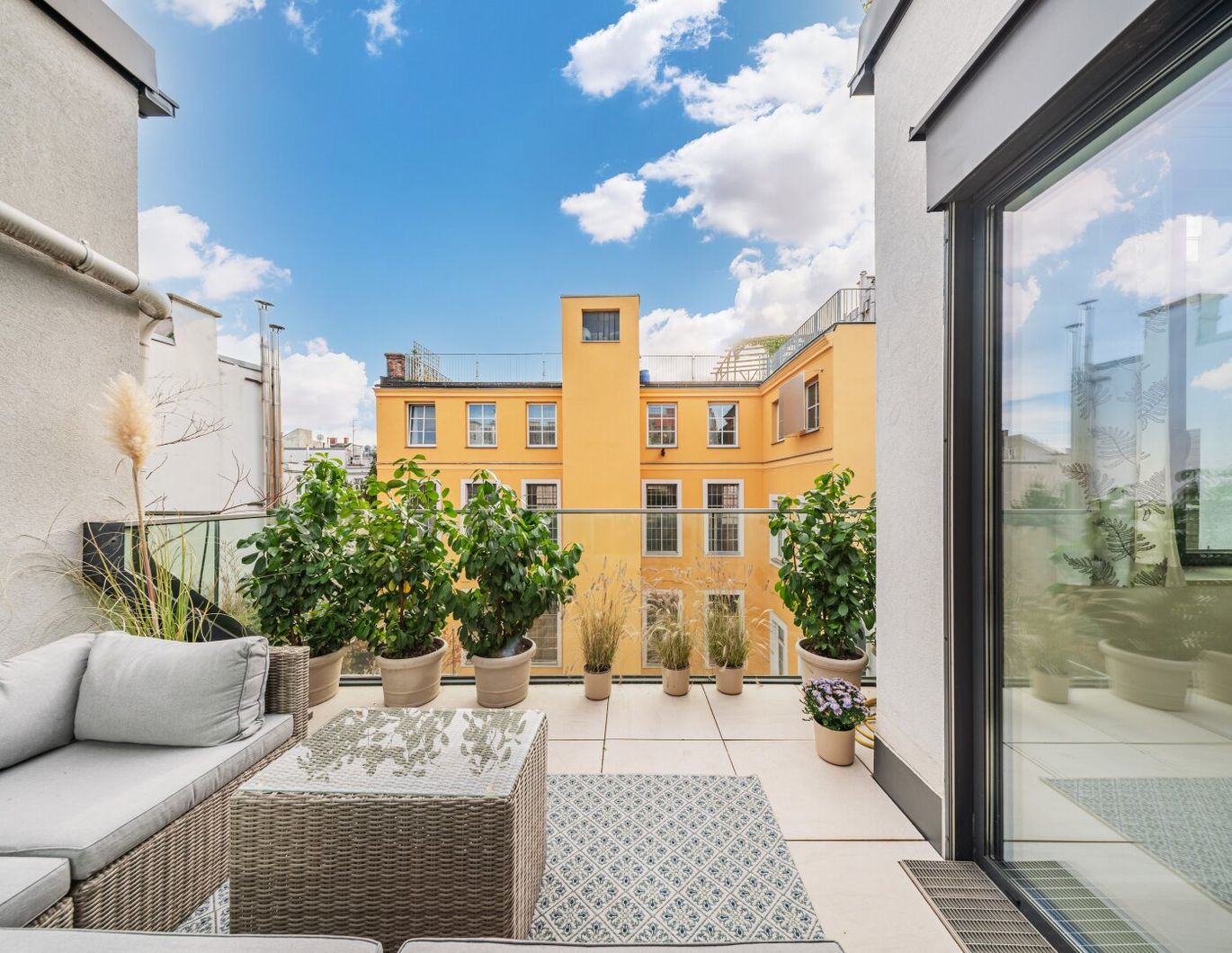 Exklusive Dachwohnung mit Terrasse, Garage & perfektem Grundriss in begehrter Lage beim Loquaiplatz