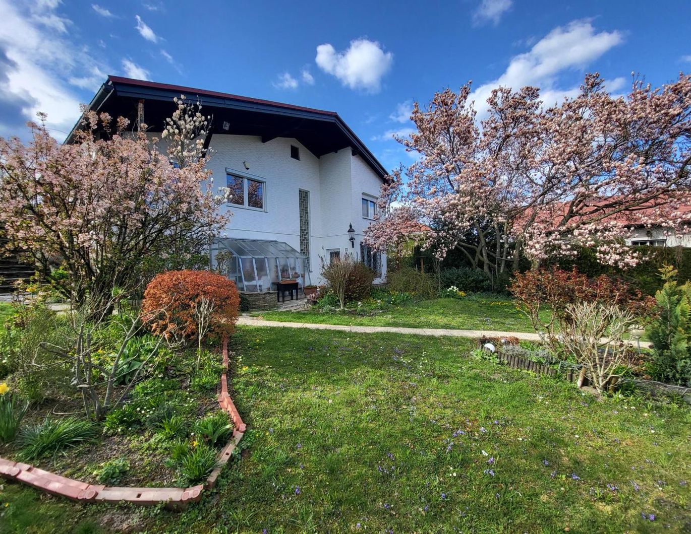 SOLIDES HAUS MIT GROSSEM LIEBEVOLLEN GARTEN UND TRAUMHAFTEM AUSBLICK