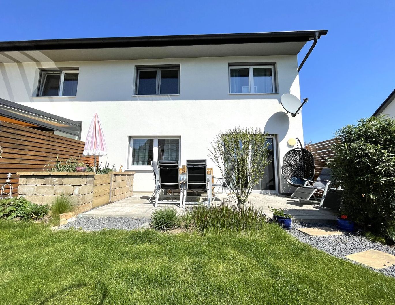 Stainz - Wunderschöne Doppelhaushälfte - neuwertig mit 4 Zimmern, Garten & Terrasse, Doppelcarport und viel Stauraum!