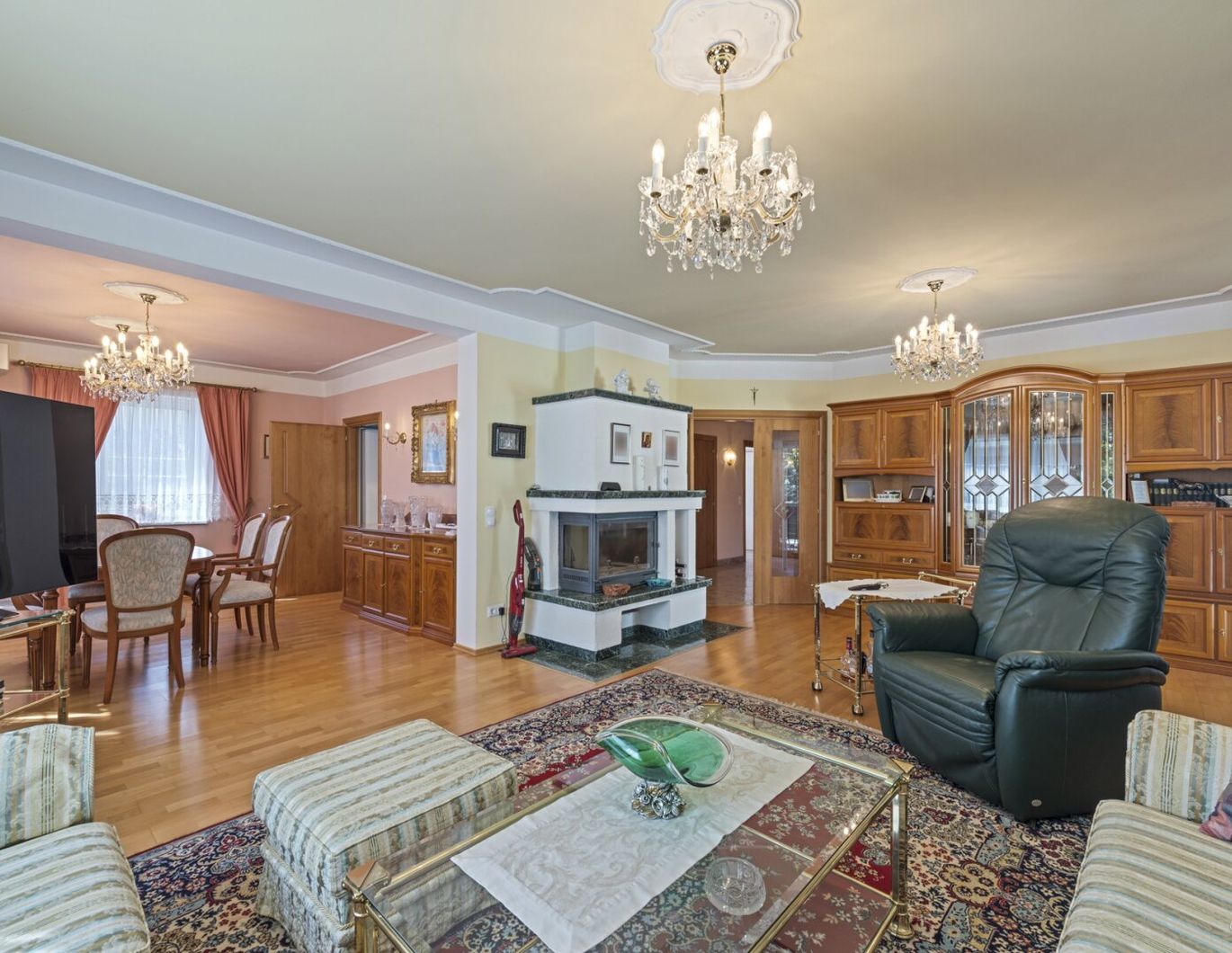Großzügiges Familiendomizil mit uneinsehbarem Garten, Hallenbad, Sauna und Garage für 2 PKW