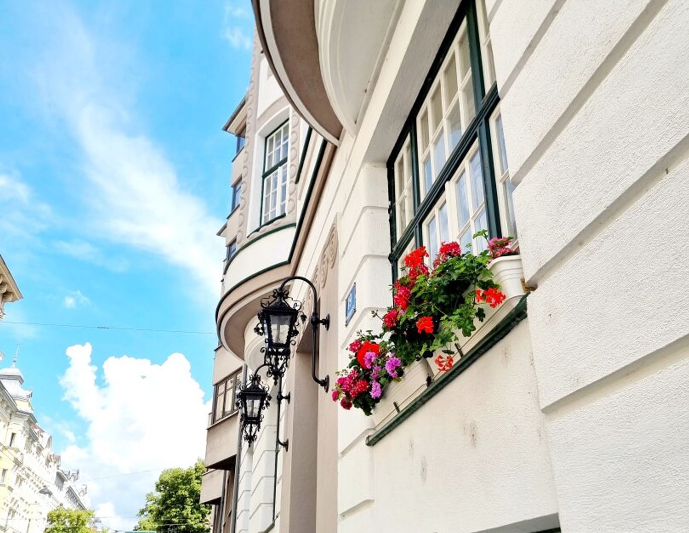 Preisreduktion! **Bestlage im Botschaftsviertel und neben Arenbergpark** Absolute Hof-Ruhelage mit Blick ins Grüne + Frisch renoviert + Traumhaft schönes Altbauhaus + Klassische Altbauwohnung