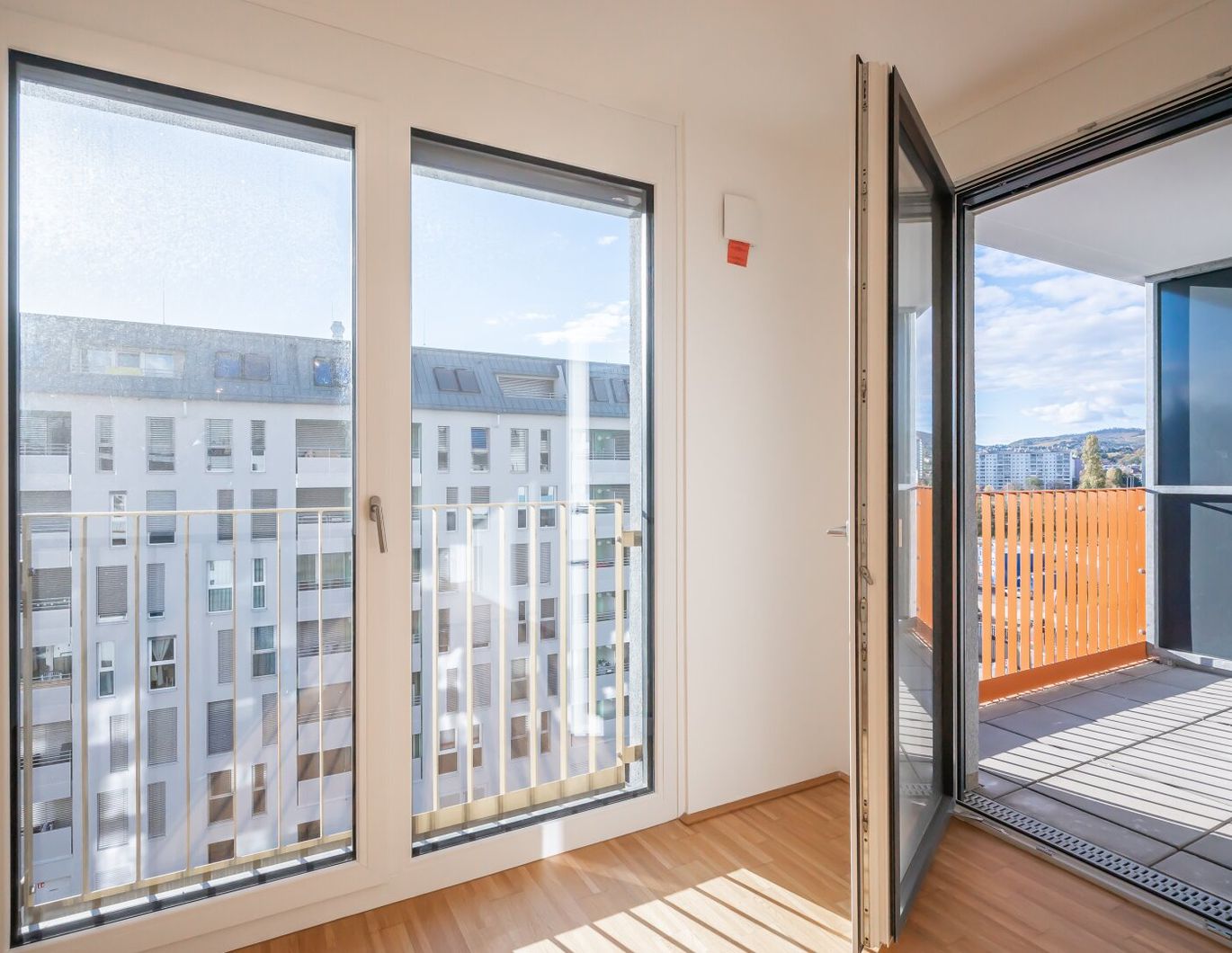 Hofruhelage: Moderne 2-Zimmer Wohnung mit Loggia nahe Donau