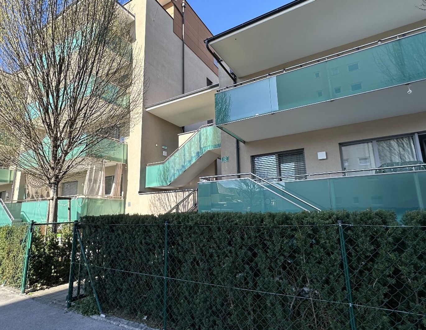 Moderne, zentral gelegene 3-Zi.-Wohnung mit geräumigem Balkon!