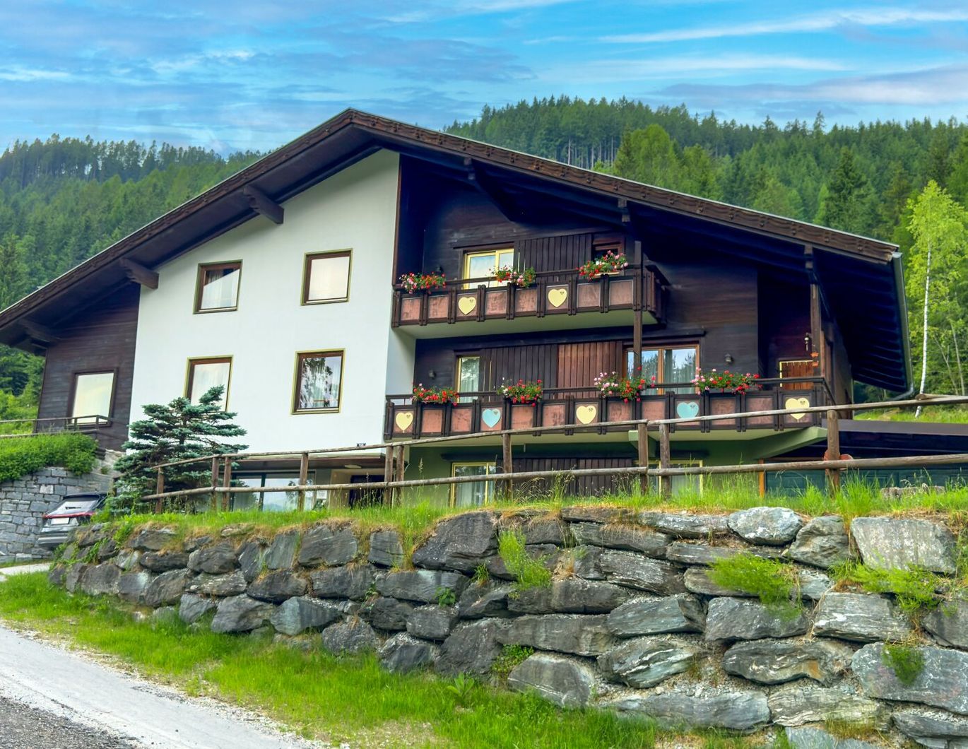 Exklusives Wohnen im Skigebiet: Charmantes Alpenhaus mit 5 Wohneinheiten & Ausbaupotential