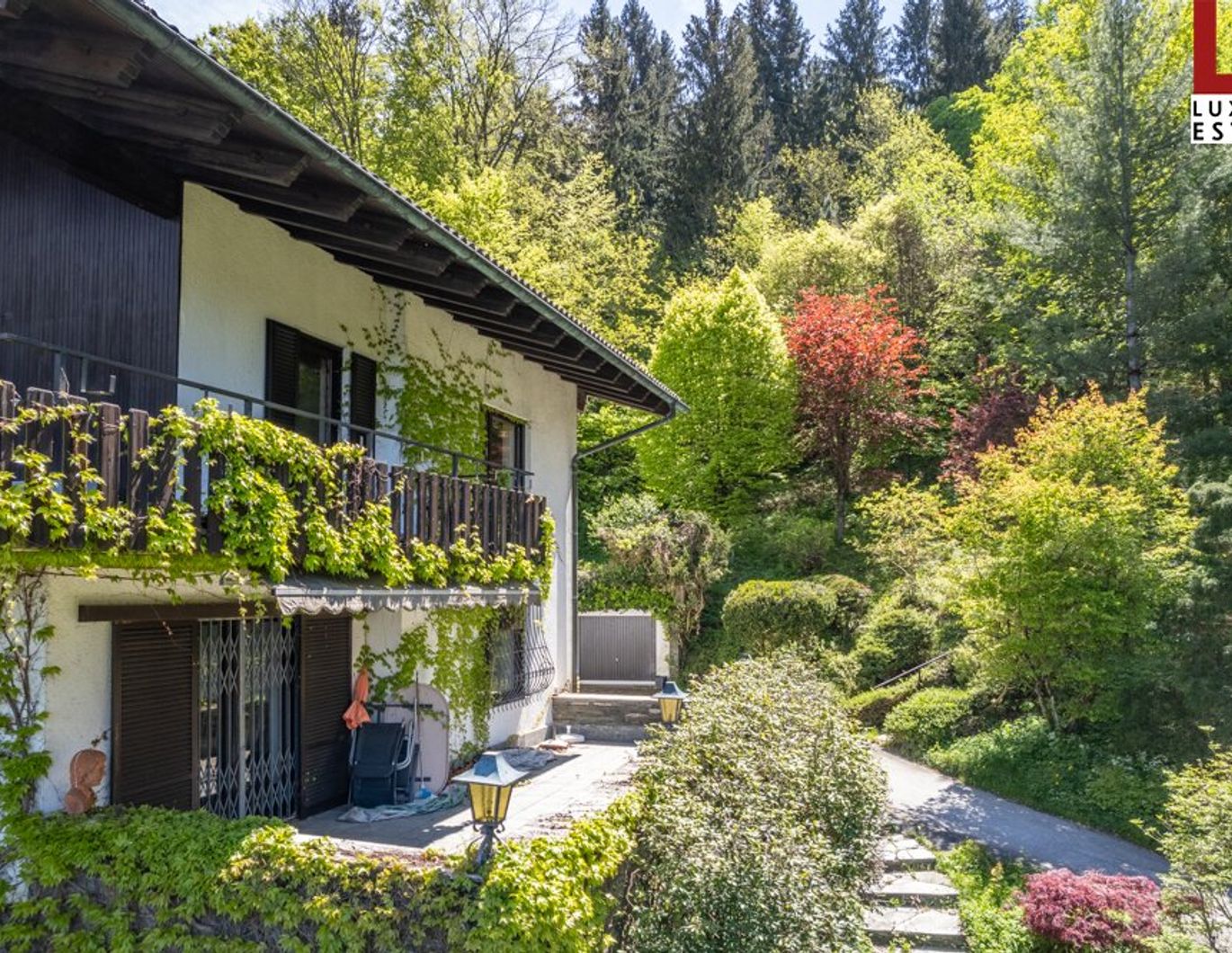 Panorama-Landhaus über der Bucht mit Badeplatz-Option & Baulandreserve