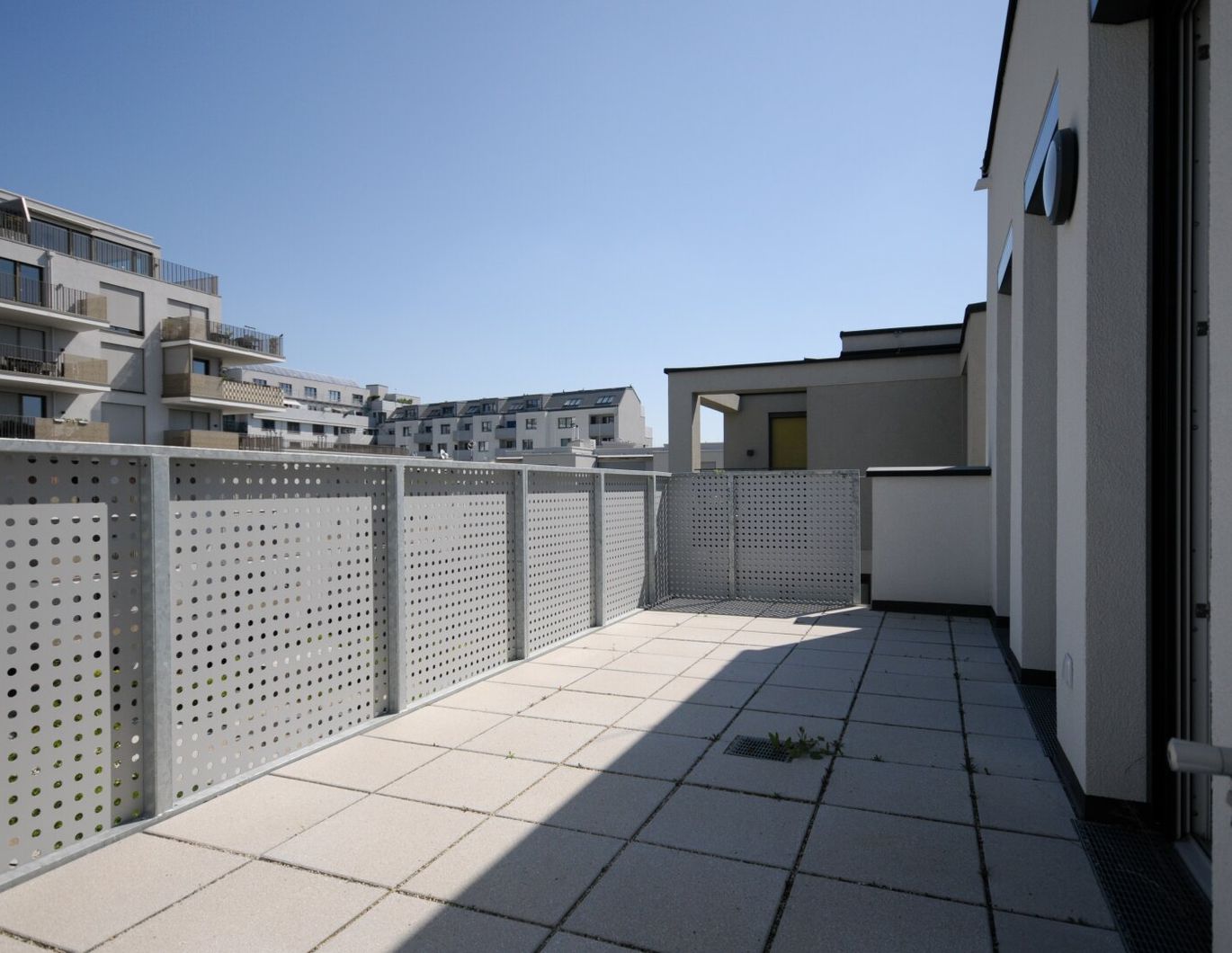 PROVISIONSFREI: FANTASTISCHE DG-WOHNUNG MIT TERRASSE & BALKON