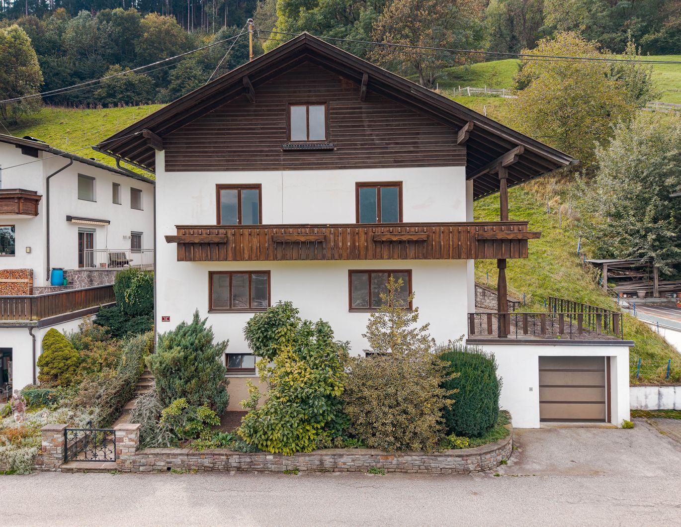 (Zweifamilien-)Wohnhaus am Waldrand in Ampass