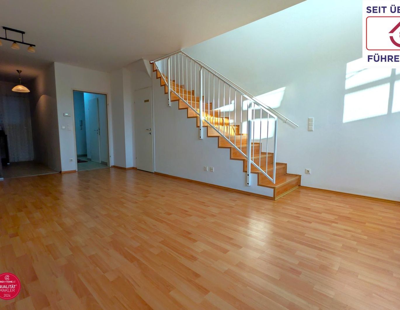 Wohnen im Grünen, leben in Stadtnähe: Stilvolle 3 Zimmer Maisonette mit Terrasse, Balkon privatem Seezugang und Garage