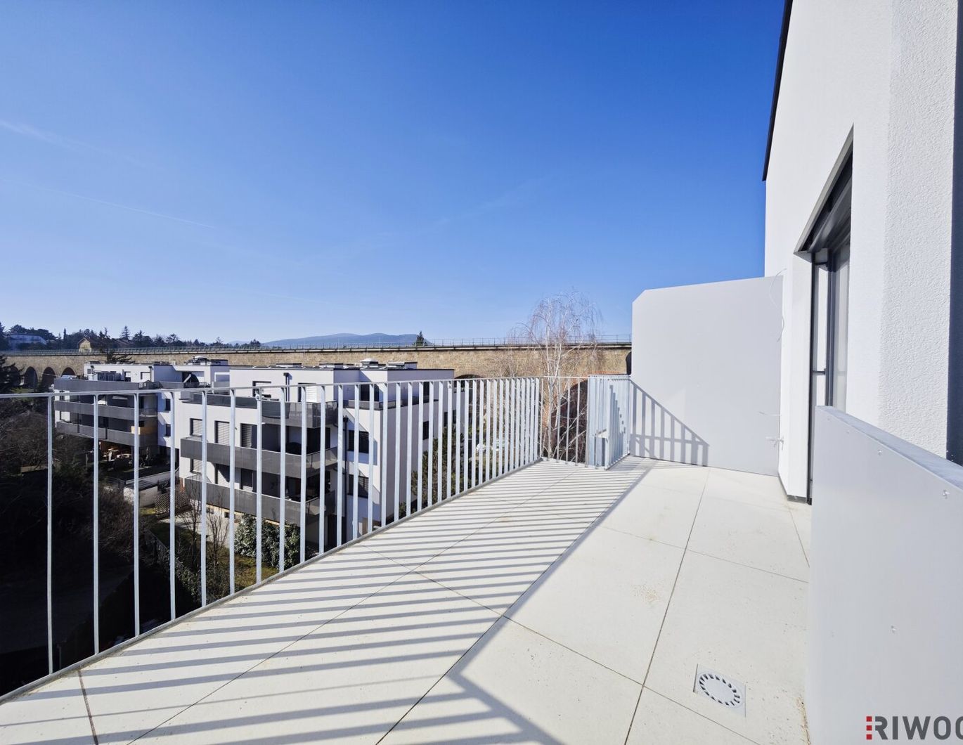 Süd-Terrasse | ERSTBEZUG DG-Wohnung mit 3 Zimmern | über 3m Raumhöhe | Klima & Luftwärmepumpe | Tiefgaragenplatz