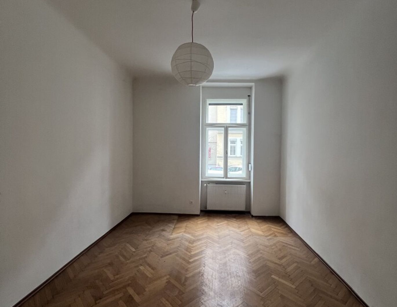 Schöne, teilsanierte 2 Zimmerwohnung mit separater Küche