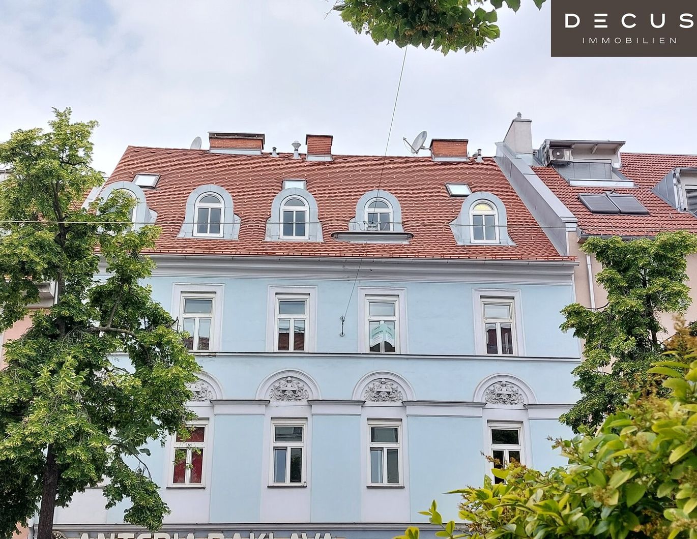 | CHARMANTE 2-ZIMMER-WOHNUNG MIT SONNIGEM BALKON | GRÜN- & SCHLOSSBERGBLICK | ca. 44,1m² | 2.OG | IDEALE LAGE