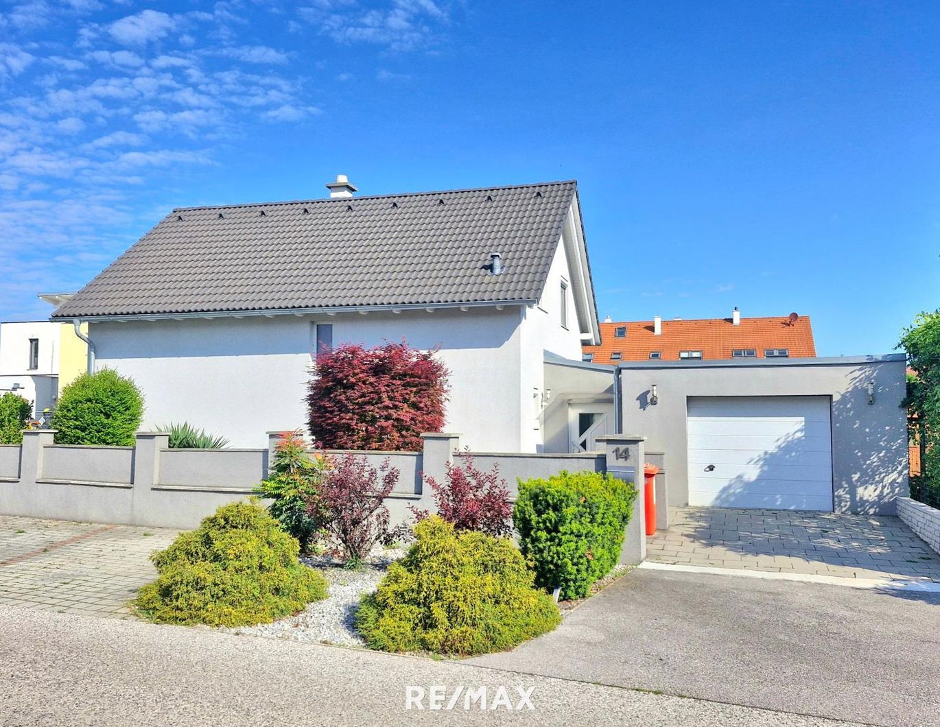 PALMEN, POOL und BARBEQUE