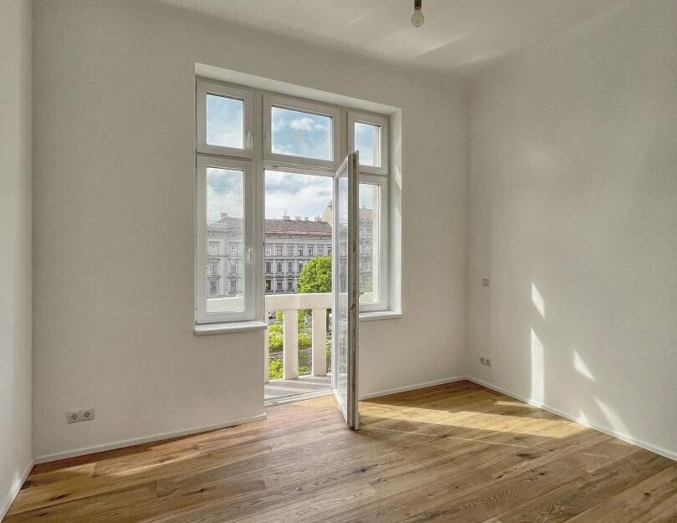 TOP-sanierter 4-Zimmer Altbau mit 2 Balkone und 2 Bäder!