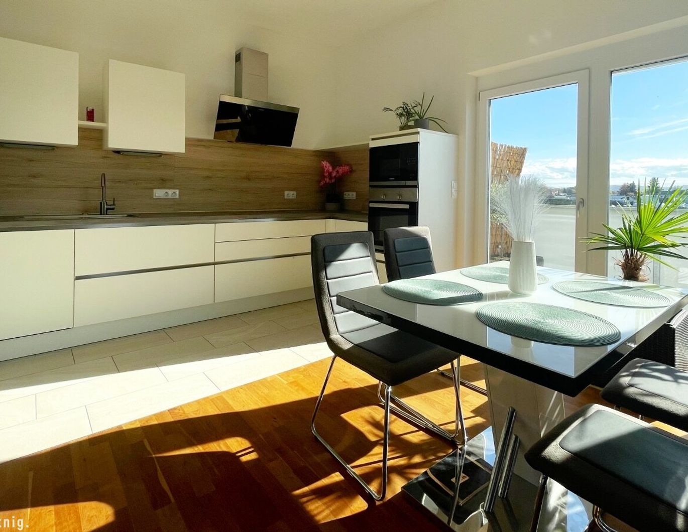 SONNIGE WOHLFÜHLWOHNUNG! Modern, hell & neuwertig!