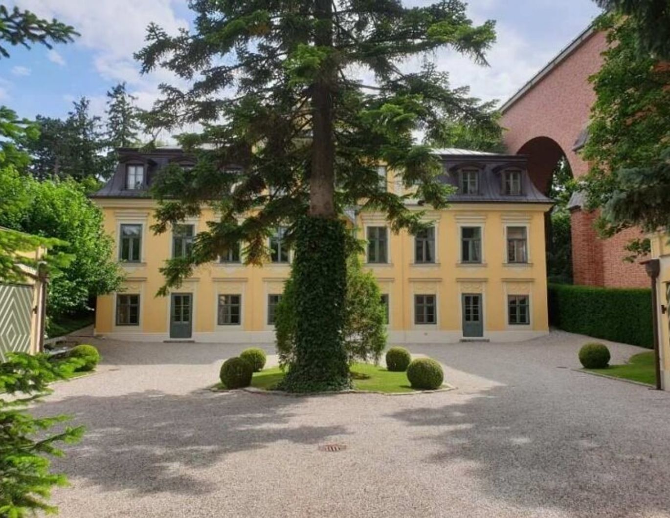 Prestige-Villa in Wien-Mauer - 15 Zimmer, 3.700 m² Gartenparadies, vielseitig nutzbar -Büro & Wohnen vereinbaren !!