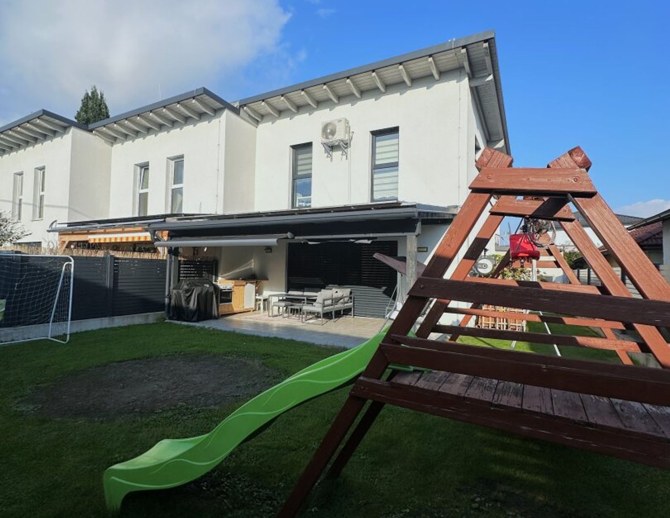 Modernes Reiheneckhaus mit Garten in Mattighofen