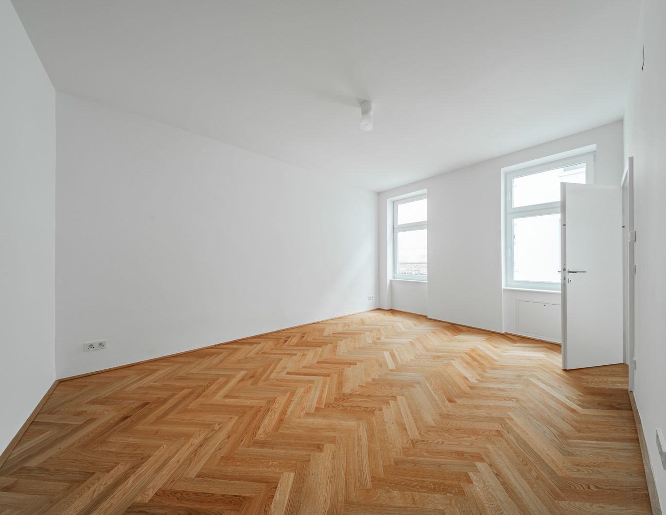 Sanierte Altbauwohnung in ruhiger Innenhoflage - hochwertiger Erstbezug mit Stil!