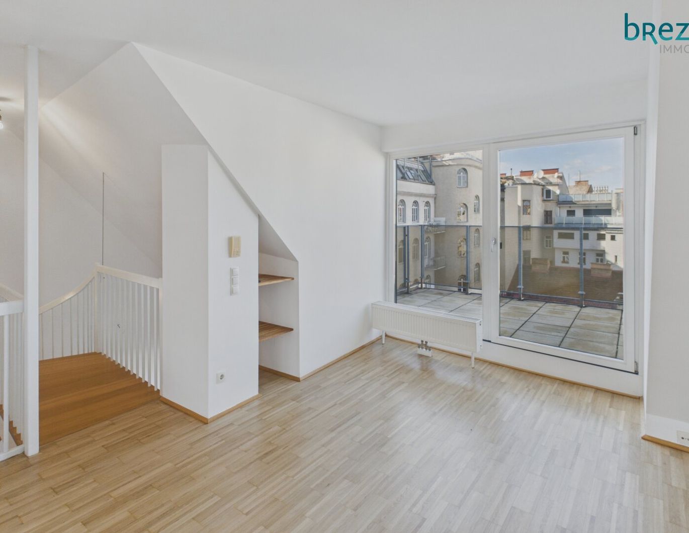 Charaktervolle 5 Zimmer DG Maisonette mit Terrasse & KFZ Stellplatz