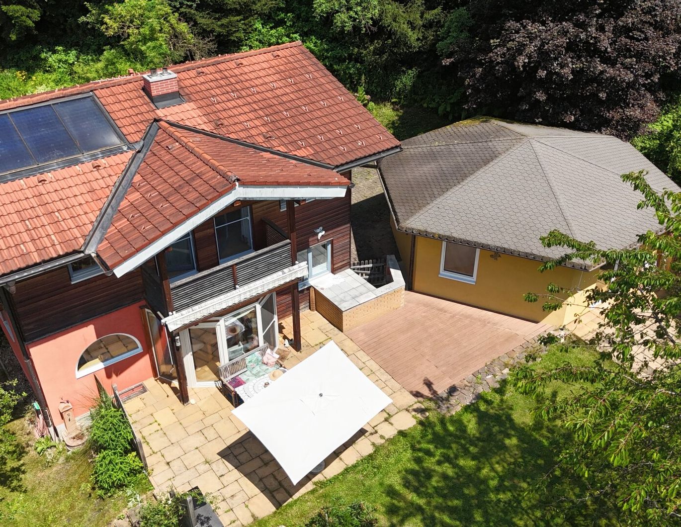 Top Einfamilienhaus mit separatem Bungalow und großem Garten